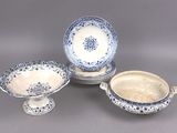 plusieurs pièces de porcelaine bleue et blanche posées sur un fond gris