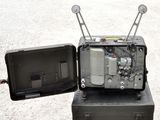 un vieux téléviseur posé sur un meuble noir