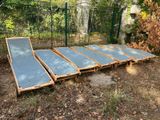 une rangée de chaises longues en bois dans la cour