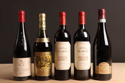 plusieurs bouteilles de vin sont alignées sur une table