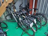 de nombreux vélos garés les uns à côté des autres dans un garage