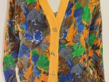 une photo d'un cardigan coloré pour femme, présenté sur un mannequin