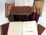 plusieurs vieux livres sont empilés sur une table