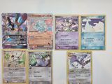 il y a beaucoup de cartes Pokémon accrochées au mur dans la pièce
