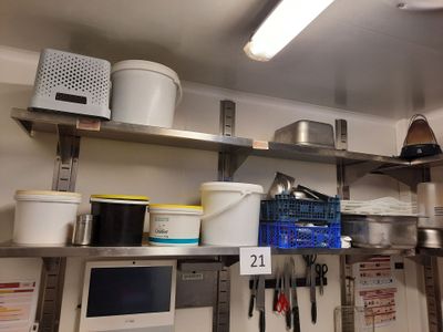 de nombreuses casseroles et poêles sur les étagères de la cuisine