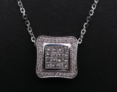 un pendentif en or blanc et diamants sur fond noir