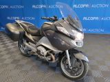 une photo d'une moto garée dans un showroom