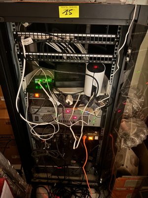 un rack sur lequel sont posés tout un tas de câbles, dans une pièce