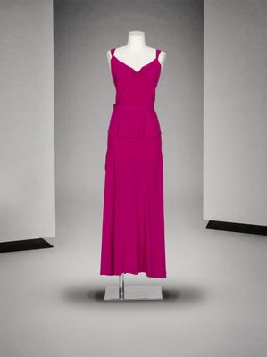 une robe violette posée sur un mannequin dans une pièce