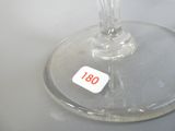un verre de vin sur lequel est collé un autocollant