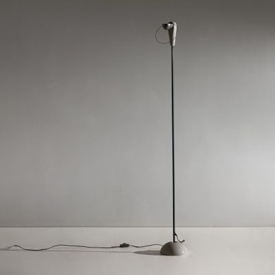 une photo en noir et blanc d'un lampadaire posé sur une surface blanche