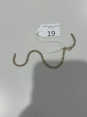 un serpent allongé sur une table, muni d'une étiquette