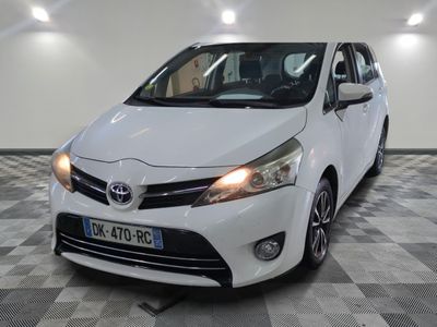 la toyota yaris blanche est garée sur un carrelage à carreaux