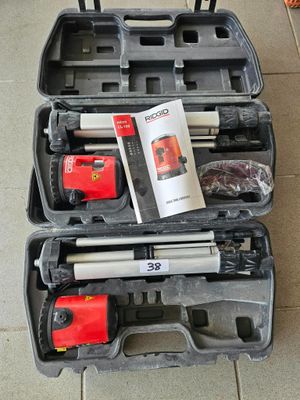 une caisse à outils avec des outils sur le sol