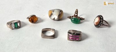 de nombreuses bagues différentes et des bagues posées sur une table