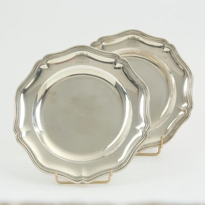 Paire de plats ronds en argent 950 millièmes, les bords cont…