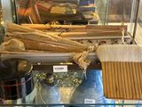 une vitrine en verre contenant un balai et d'autres objets
