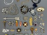 Plusieurs types de bijoux sont disposés en cercle sur une surface grise