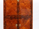 une commode ancienne avec un plateau en marbre et deux portes