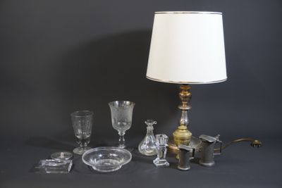 une table sur laquelle se trouvent une lampe, des verres et d'autres objets