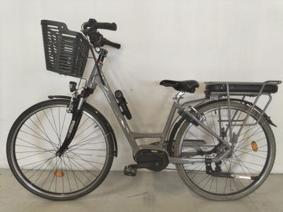 un vélo équipé d'un panier à l'arrière