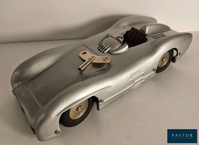 une petite voiture en argent avec un trousseau de clés à l'intérieur