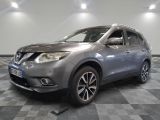 le suv argenté de nissan est garé sur un carrelage à carreaux