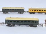 plusieurs petits trains sont alignés sur une surface blanche