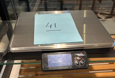 une balance numérique posée sur une table