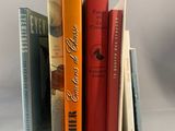 plusieurs livres sont empilés sur une table