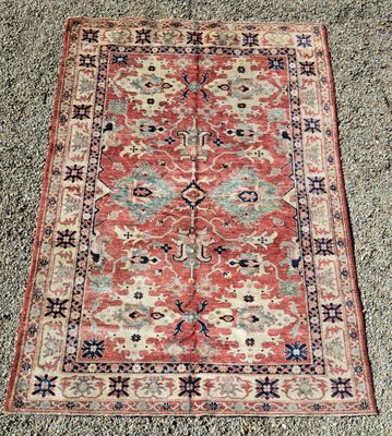 un tapis rouge et bleu posé par terre