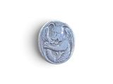 une ancienne pièce d'argent représentant une femme tenant un enfant dans ses bras