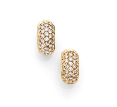 une paire de boucles d'oreilles en diamant