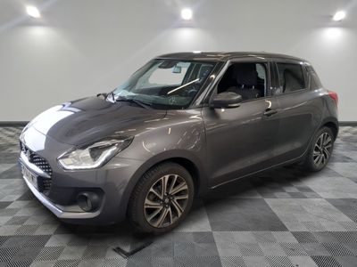la petite voiture est garée sur un sol en damier dans le garage