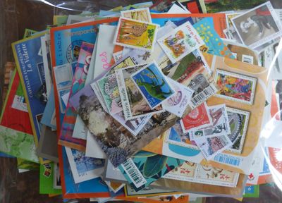 un sac rempli de timbres posé sur une table