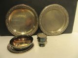 deux assiettes en argent et une tasse en argent posées sur une table