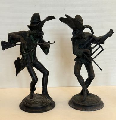 paire de figurines en bronze représentant un homme et une femme tenant des instruments de musique