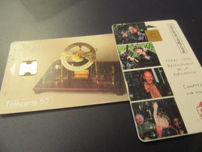 une carte sur laquelle figurent la photo d'un homme et une horloge