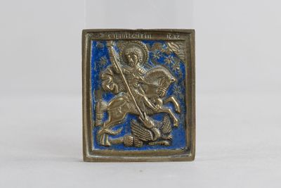 une image représentant une petite plaque argentée et bleue sur laquelle figure un homme à cheval