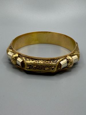 une photo d'un bracelet en or orné de perles blanches