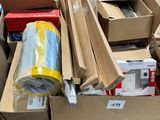 un gros tas de cartons et d'autres objets par terre