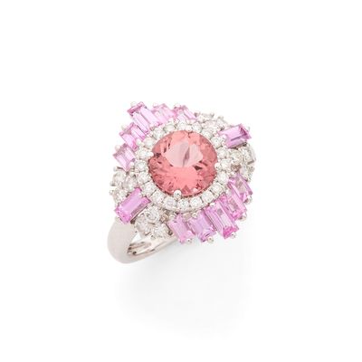 une bague en tourmaline rose et diamant