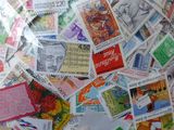 une image représentant un globe terrestre composé de timbres-poste