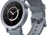 gros plan d'une montre intelligente sur fond blanc