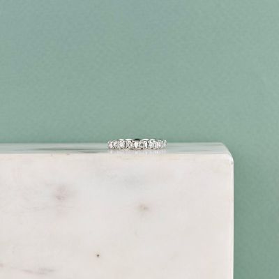 un gros plan sur un écrin en marbre blanc sur lequel repose une bague en diamant