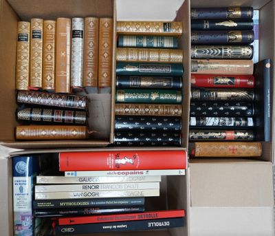 une boîte pleine de livres posée sur une table