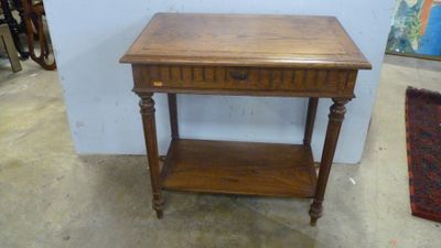 une petite table en bois avec un tiroir en dessous
