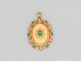 une boucle en or rehaussée d'émeraudes et de diamants