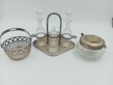 trois objets en argent et en verre posés sur une surface blanche