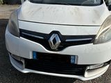 l'avant d'une voiture blanche garée devant un immeuble
